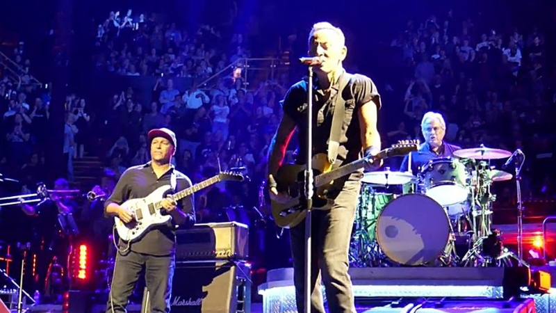 Tom Morello volta a tocar com Bruce Springsteen em show na Califórnia